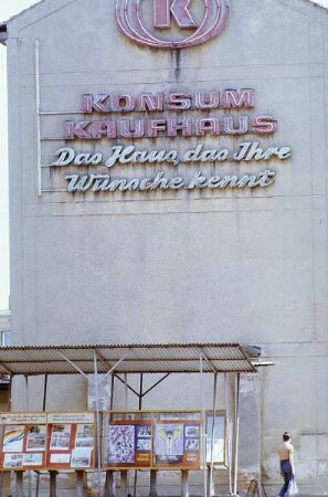 DDR. Werbung für ein Konsumkaufhaus "Kunsumkauhaus. Das Haus, das Ihre Wünsche kennt"