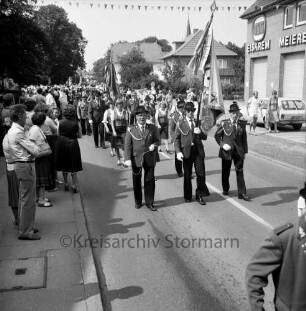 Volks- und Schützenfest: Schützenverein von Trittau und Umgebung e.V.: Festumzug der Schützenvereine durch Kirchenstraße / Poststraße: hinten rechts Meiereigenossenschaft Trittau: links Zuschauer