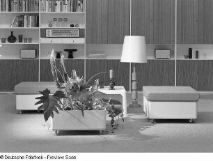 Blumenkasten und zwei Hocker mit Beistelltisch vor Anbauwand : Leipziger Herbstmesse, 1973. Möbelprogramm "variopur" (1973; VEB Petrolchemisches Kombinat Schwedt). Blumenkasten und zwei Hocker mit Beistelltisch vor Anbauwand