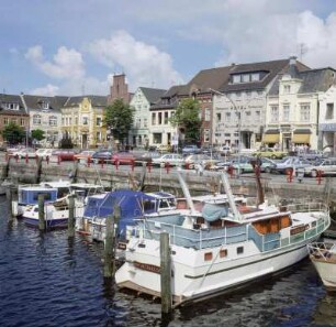 Husum. Blick über einen Teil des Binnenhafens zur Hafenstraße