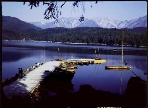 Eibsee: Anlegesteg, blaues Wasser, gelbe Boote