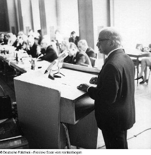 Internationale Kommunalpolitiker: Vorbereitungskommision? für das 9. Kolloquium (1972.03); Uno Vereinigung im Rathaus (1972.03.20); Schwedische Kommunalpolitiker mit Böhme (1972.07); Wrozlawer Stadtverordnete (1972.12); Ostrawa (1973.05); Präsident der französischen Abgeordneten (1974.01)