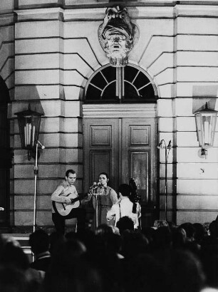 Konzert anläßlich der Werkstattwochen der FDJ-Singebewegung in Berlin vor dem ehemaligen Zeughaus (Museum für Deutsche Geschichte)