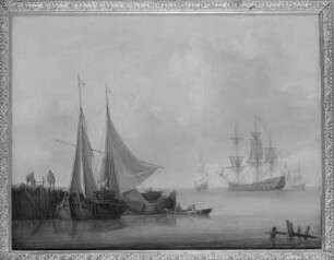 Stille See mit Segelschiffen, links eine Mole mit Booten
