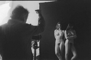 Markkleeberg, Schillerplatz 3. Günter Rössler fotografiert in seinem Atelier zwei vor einer schwarzen Wand stehende junge Frauen