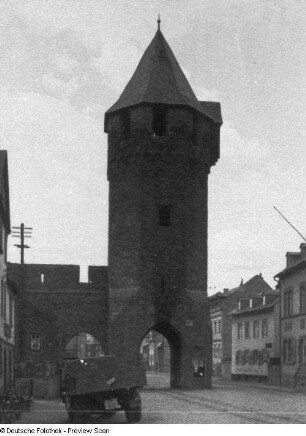 Braubach, Unteralleestraße. Stadtbefestigung. Obertor (1286/1300). Feldseite