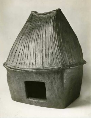 Zinkmuseum: Hausmodell eines vorgeschichtlichen Grabhauses