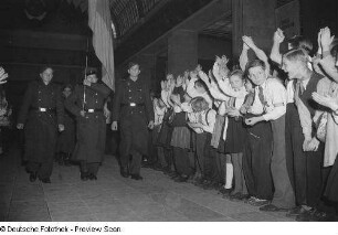 Kinder bei der Begrüßung von sowjetischen Soldaten