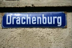 Straßenschild "Drachenburg" Nähe Lindenplatz; hier gab es die ersten Badezellen des Heilbades
