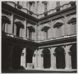 Rom, Piazza Farnese, Palazzo Farnese, Hof
