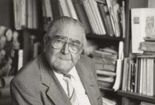 Porträtaufn. Ernst Schäfer (1916-2002; Fotograf und Publizist) in seiner Wohnung