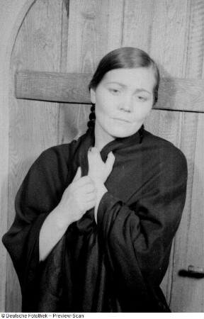 Szenenbilder aus der Tragödie "Faust. Der Tragödie erster Teil" von Johann Wolfgang von Goethe am Deutschen Theater Berlin : Soloaufnahme von Wolfgang Langhoff als Mephisto