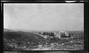 Chauvoncourt (Dep. Meuse, Frankreich): Mac-Mahon-Kaserne am Rand der Stadt (Distanzaufnahme)