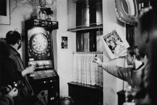 Der Kameramann Thomas Plenert mit seinem Sohn (?) beim Dartspiel in "Pepis Kneipe"