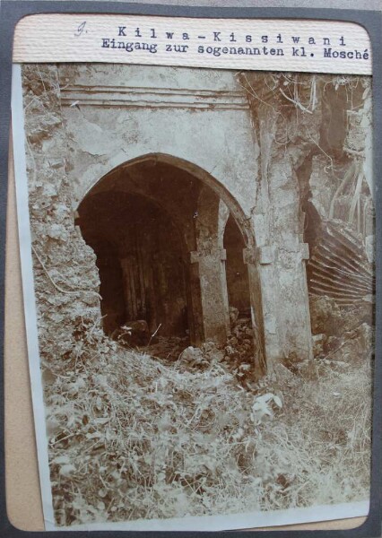 Kilwa-Kissiwani, une petite ville. Entrée de la petite mosquée