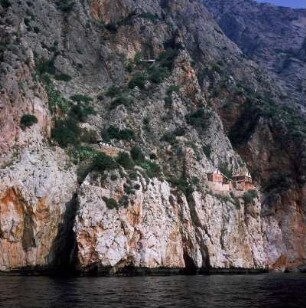 Griechenland, Athos, Einsiedeleien in der steilen Südküste des Heiligen Berges
