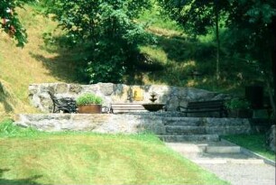 "Goethebrunnen", neu gestalteter Platz mit Bänken
