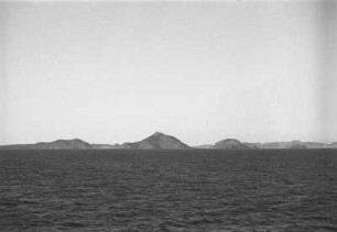 Bucht von Perim : Blick vom Meer auf die vulkanische Insel Perim