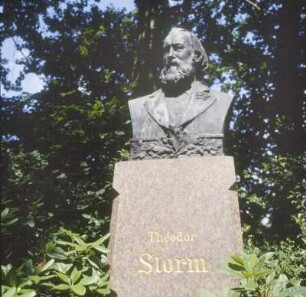 Husum. Denkmal des Schriftstellers Theodor Storm (1817-1888) von Adolf Brütt (1855-1939) im Schlosspark