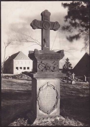 F riedhof bei der Kirche. Grabkreuz der Frau Gertrud Ganther +1833