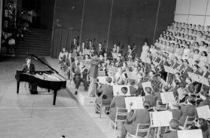 Nationales Kulturensemble der DDR : Blick auf die Bühne mit einem Chor und Orchester