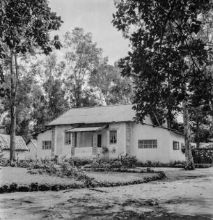 Landhaus : Blick auf ein Landhaus mit Garten