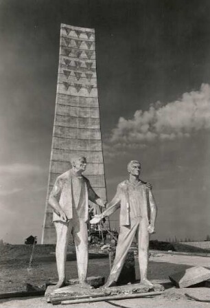 Sachsenhausen. Nationale Mahn- und Gedenkstätte. Figurengruppe mit Sowjetsoldat von Renè Graetz, beide Figuren (ohne Mittelgestalt) vor dem Turm