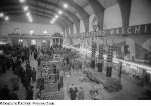 Blick von oben auf die Ausstellungsfläche des Volkseigenen Elektro-Maschinenbaus (VEM)