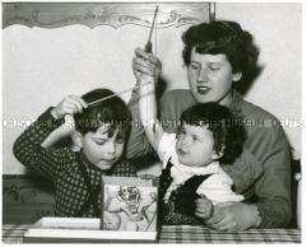 Mutter spielt mit ihren Kindern