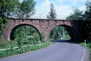 alte Steinbogenbrücke: ein Bogen für die Straße, ein Bogen für das Schilfwasser