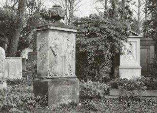 Grabmal für Curt Zieger : Grabmale der Familie Jaenicke (nach 1917; A. Schreitmüller) und für Curt Zieger (nach 1914)