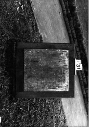 Grabstein 131 (Index: 100092975) Material: Granitplatte, Schriftplatte: Marmor Zustand: gut Maße HxBxT: 96x81x63 cm Beschreibung: schräg stehende, breite Platte mit aufgesetzter Schriftplatte Besonderheit: Zitat Hosea 14, 6: Grabstein 131