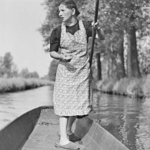 Fischers Frau Jedro aus Leipe untewegs mit dem Kahn. : Žona rybarja Jedro z Lipjego ducy z čołmom.