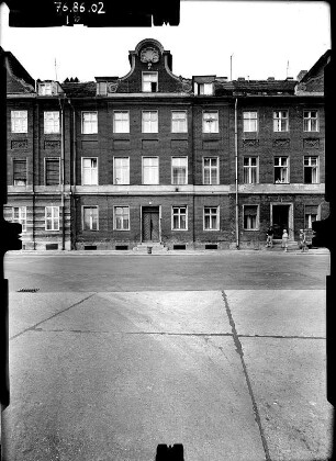Potsdam, Am Bassin 8. Wohnhaus (1776; K. P. C. von Gontard). Straßenfront