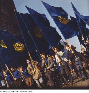 Demonstrationszug zum 1. Mai. Fahnenträger der Freien Deutschen Jugend