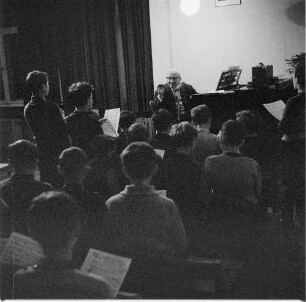 Rudolf Mauersberger (1889-1971; Kreuzkantor) mit Knaben des Kreuzchores beim Unterricht