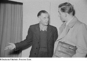 Auftritt einer Theatergruppe beim Bezirksausscheid für Volkskunstgruppen 1954