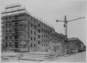 Dresden, Großbaustelle an der Haydnstraße : Bau von Wohn- und Geschäftshäusern in Großblockbauweise
