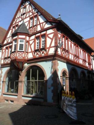 Rathaus (erbaut 1561) Ansicht von Südosten-Erdgeschoß bis 1885 mit offener Markthalle-Obergeschosse in Fachwerk mit Erker auf Giebelseite Süd in Übersicht