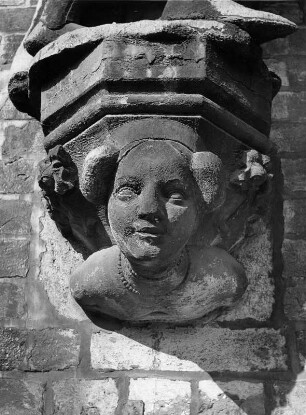 Konsole mit Mädchenkopf : Konsole mit Mädchenkopf. Stein (1405-1410). Bremen, Altes Rathaus, Hauptfassade