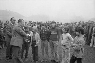 Stiftung eines Bambi-Wanderpokals für den Radsportnachwuchs der Karlsruher Schulen durch Stadtrat Günther Rüssel