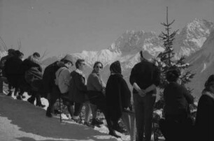 Mittenwald: Reihe sich Sonnender, St. Anton-Haus