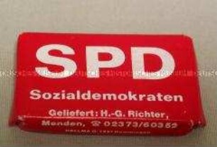 Seife, verpackt in rotem Papier mit Werbung für die SPD