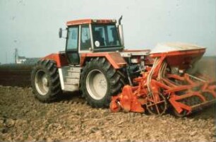 Fotografie: Drillkombination, Bodenfräse, Breitsaat, Pneumatische Verteilung, Systemtraktor