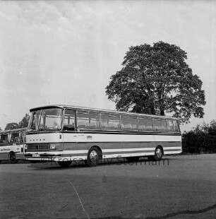 Autokraft GmbH Omnibusbetrieb: neuer Bus auf Parkplatz: hinten links weiterer Bus: dahinter Bäume