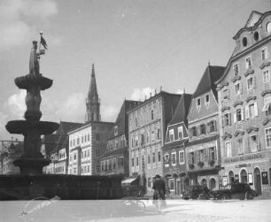 Leopoldibrunnen in Steyr : Häuser am Stadtplatz erbaut im Rokokostil in Steyr. Links der Leopoldibrunnen.