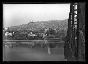 Blick entlang der alten Mainbrücke nach Kreuzwertheim, im Hintergrund Kaffelstein