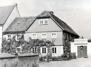 Straßenraum in Klix : Bauwesen - Exterieur. Ort: Klukš / Klix. Fachwerkhaus, Giebel mit Holz verschalt.