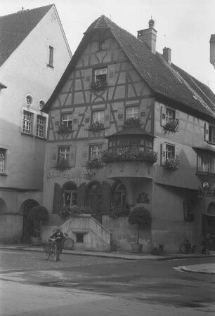 Apotheke in Sigmaringen : Blick auf die Hof-Apotheke mit Fachwerkgiebel in Sigmaringen