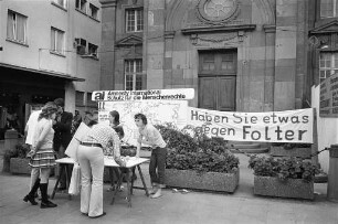 Unterschriftenaktion im Rahmen eines "Politischen Nachtgebets" von Amnesty International sowie von Katholischer und Evangelischer Hochschulgemeinde Karlsruhe